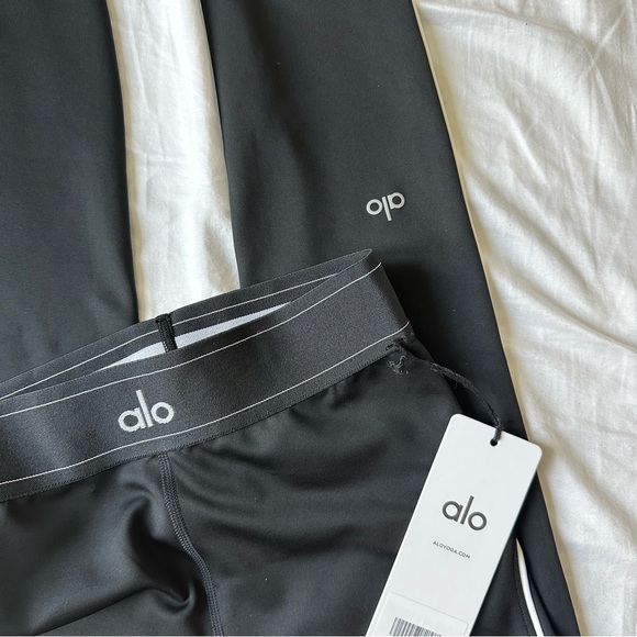 SOLD // NWT Alo Airlift High-Waist Suit Up Legging - Black/White (Size Small) - Picture 7 of 9